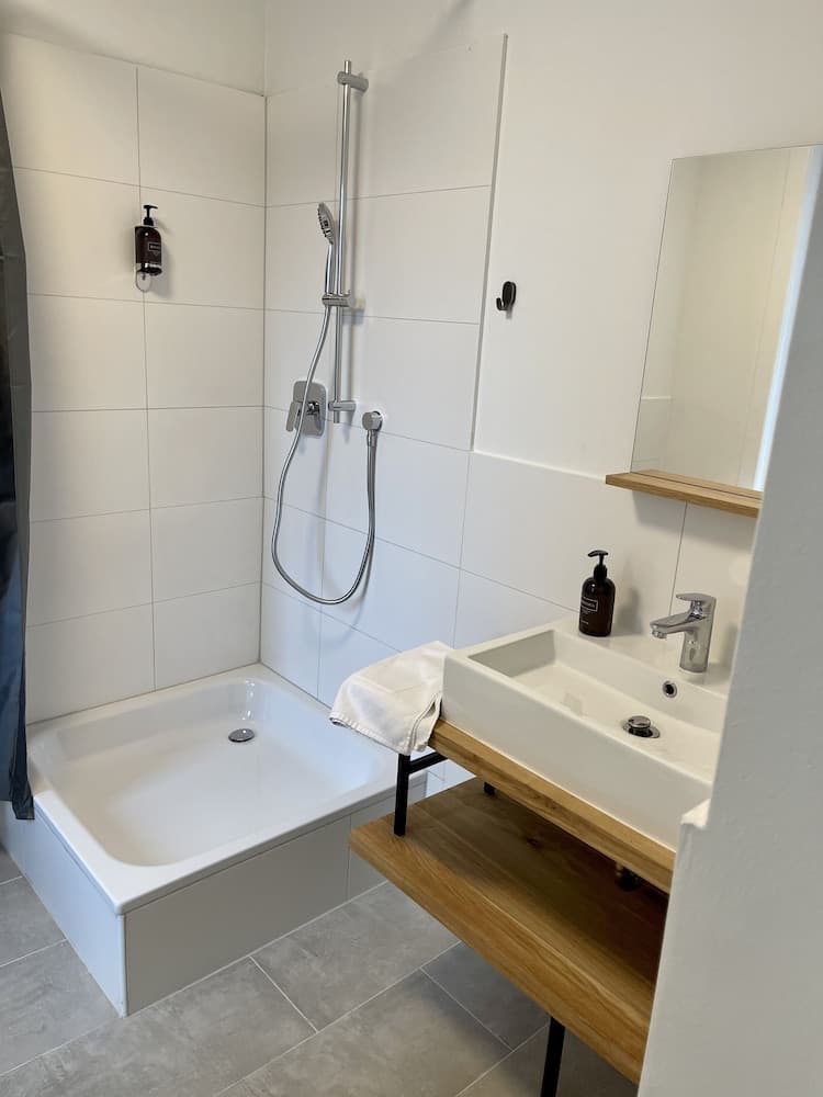 Bathroom at Aparthotel Neumünster City