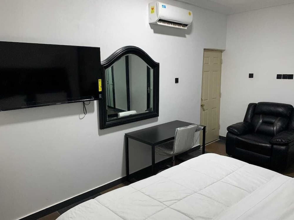 Zab's Suite Hotel, Accra