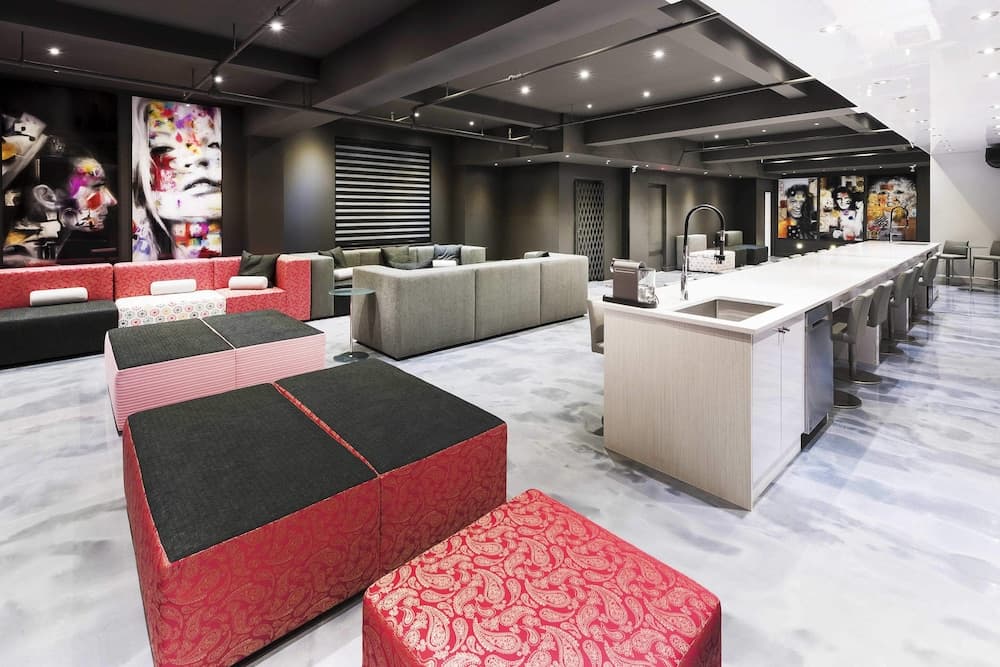 Holland Hotel by Simplissimmo, Montreal