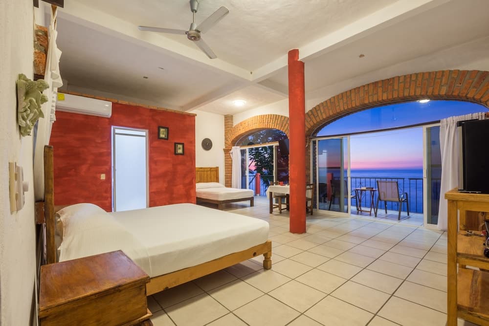 Traditional Sierra Leon Oceanfront Rooms, Puerto Vallarta, photo 3