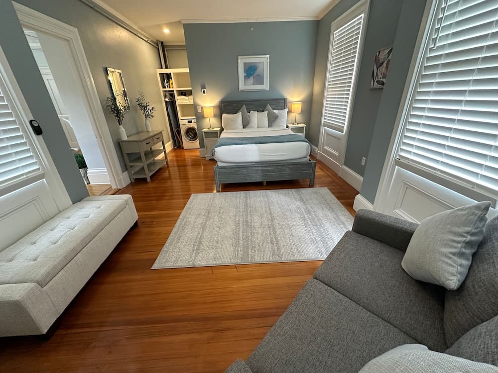 Entire Charming Victorian Home Downtown Newport, Newport, photo 4