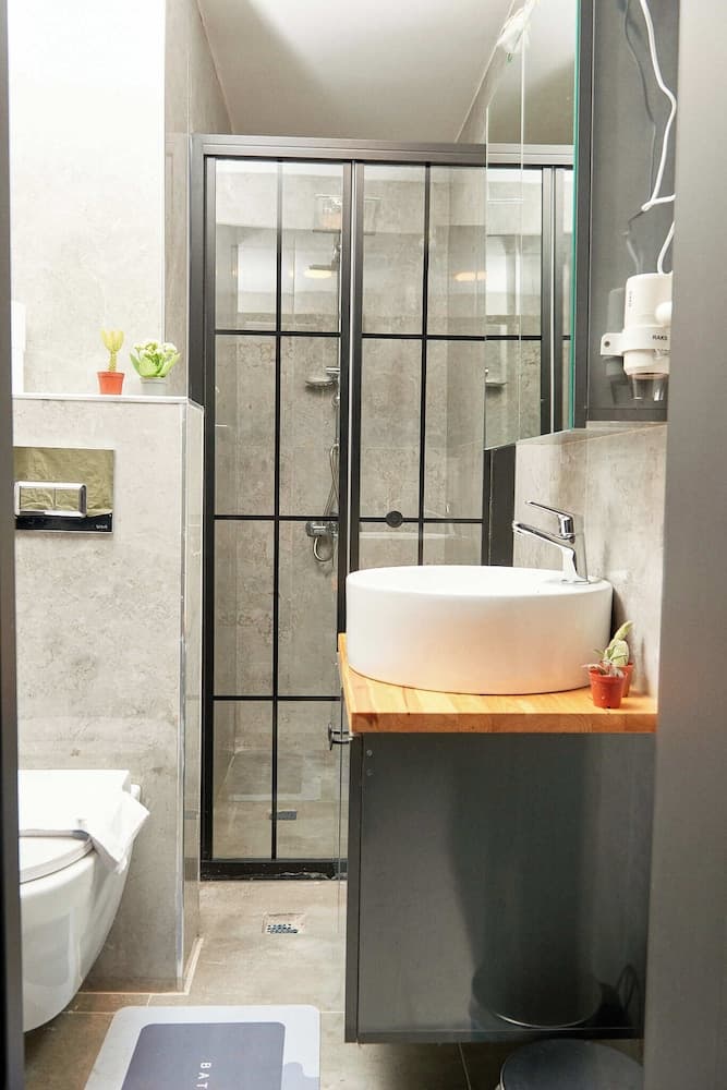 Bathroom at Mardes Hotel