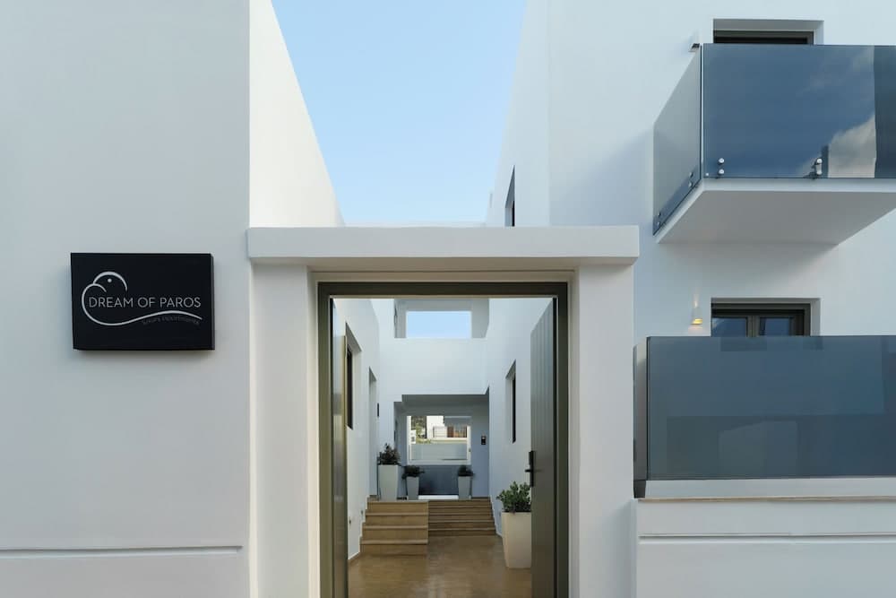 Dream of Paros, Paros