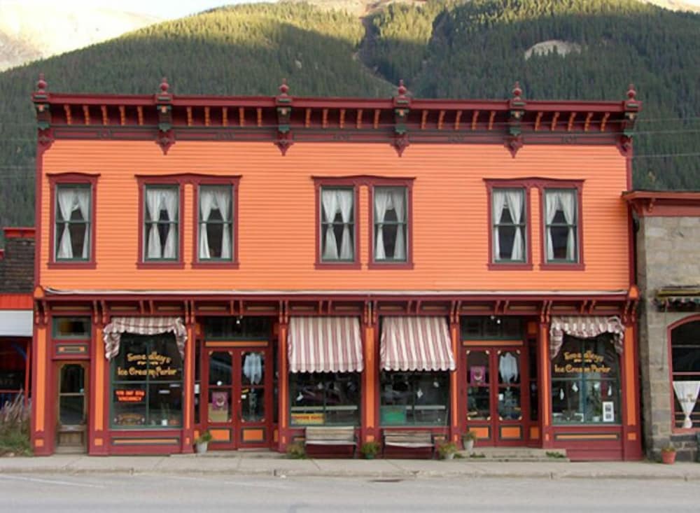 Smedley's Suites, Silverton