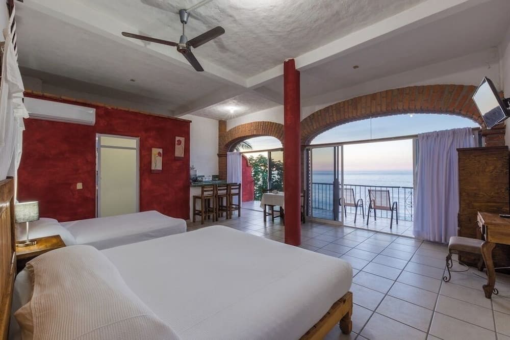 Traditional Sierra Leon Oceanfront Rooms, Puerto Vallarta, photo 6
