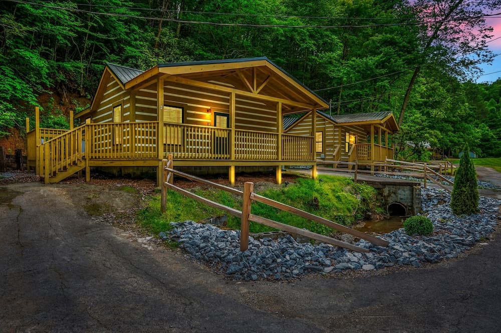 Group Getaway, Modern Cabins Sleep 16, Gatlinburg, Gatlinburg