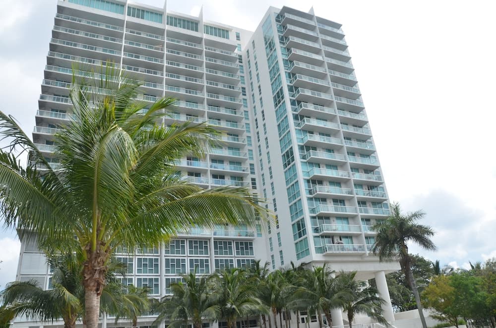 Riviera Luxury Living at River Oaks Marina and Tower, Miami