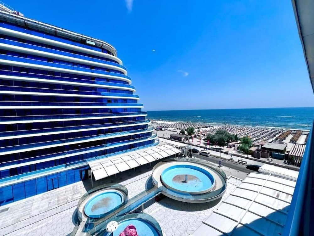White Titanic, Mamaia-Sat
