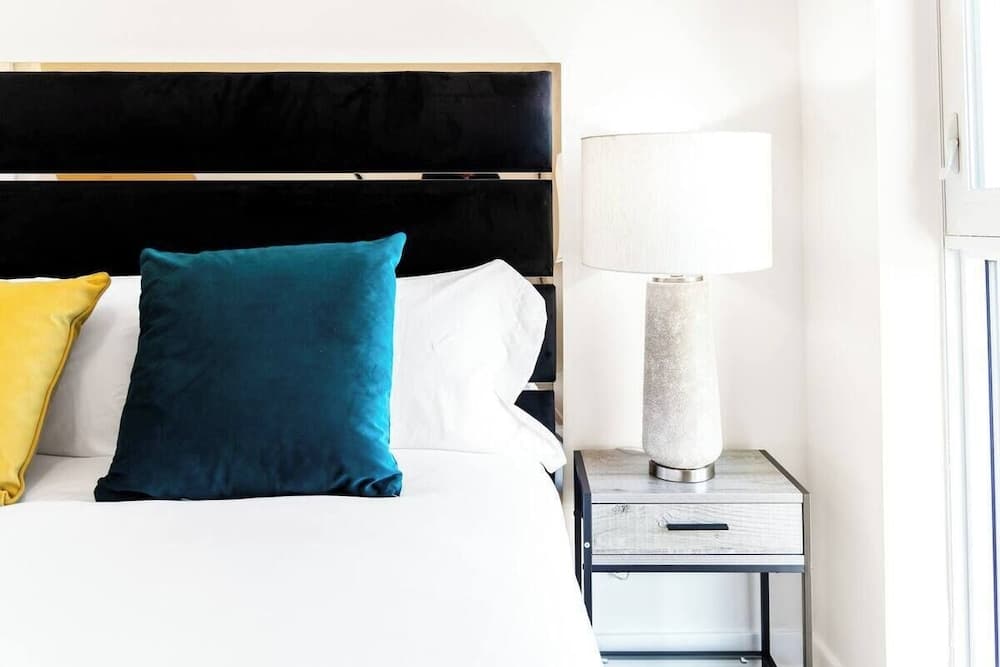 Contemporary Stays in the Heart of the Stockyards, Toronto, photo 6