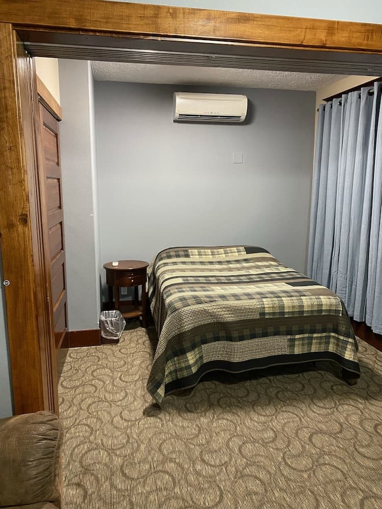 Burge Hotel, Holyoke, photo 4