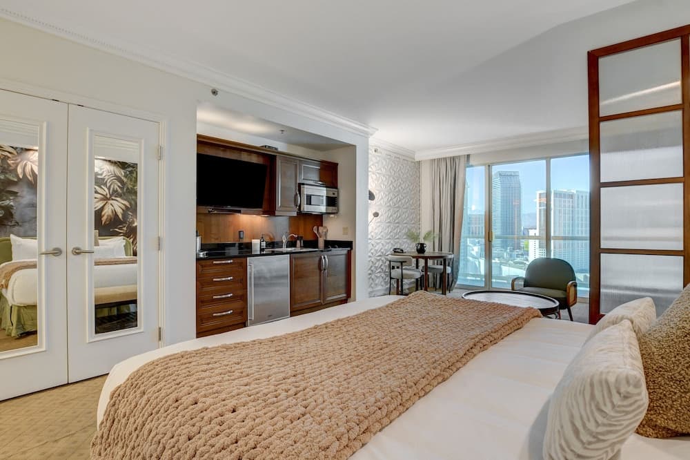 Premium Suite w/balcony at The Signature, Las Vegas, photo 5