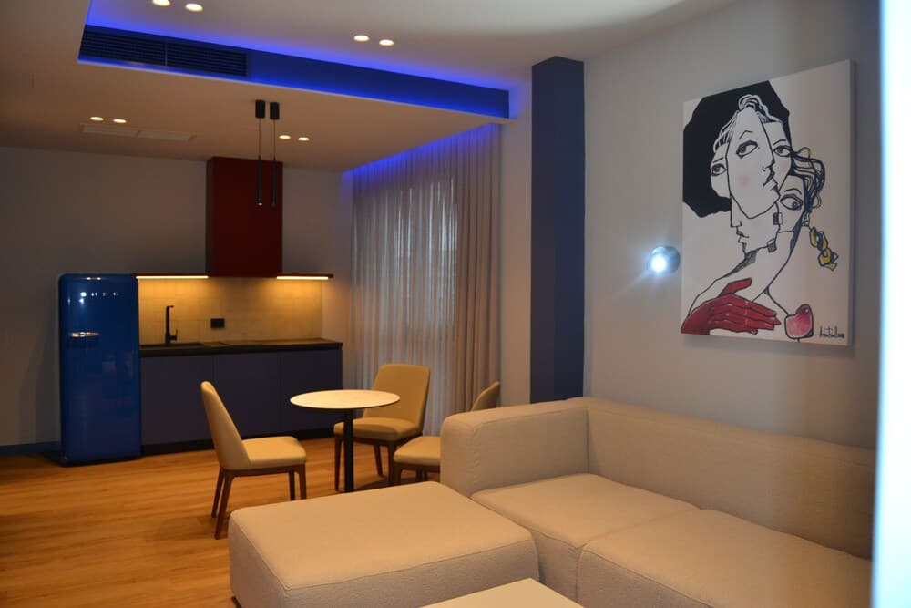 Si Hotel, Tirana