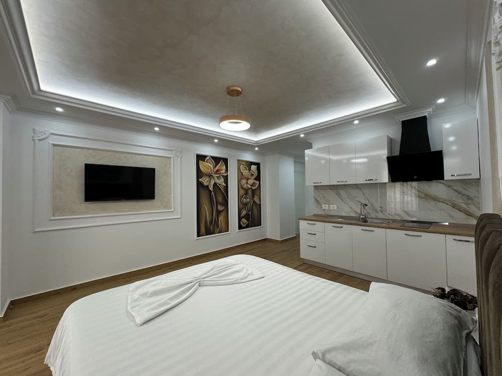 Bamisa Apartments, Golem