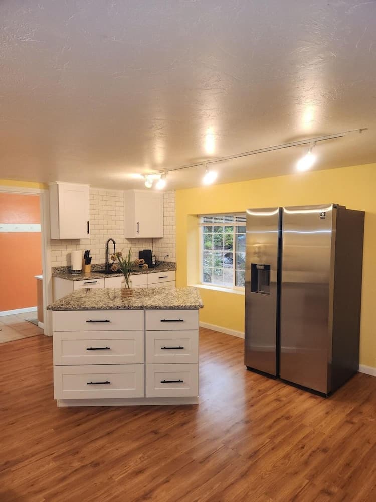 Medford Home and 2 Condos With Pool and Hot tub, Medford, photo 2