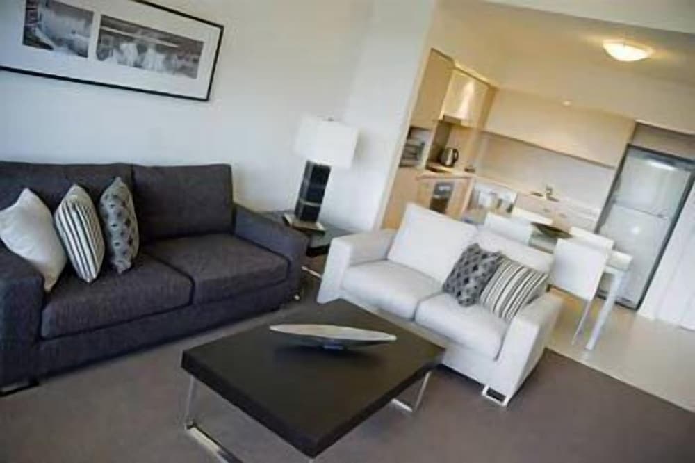 Chancellor Executive Apartments, Varsity Lakes, photo 3