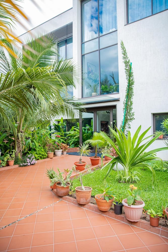 CASA BIANCA, Accra