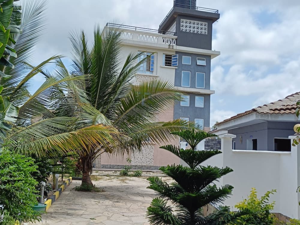 Escape hole, Mwabungo, photo 4