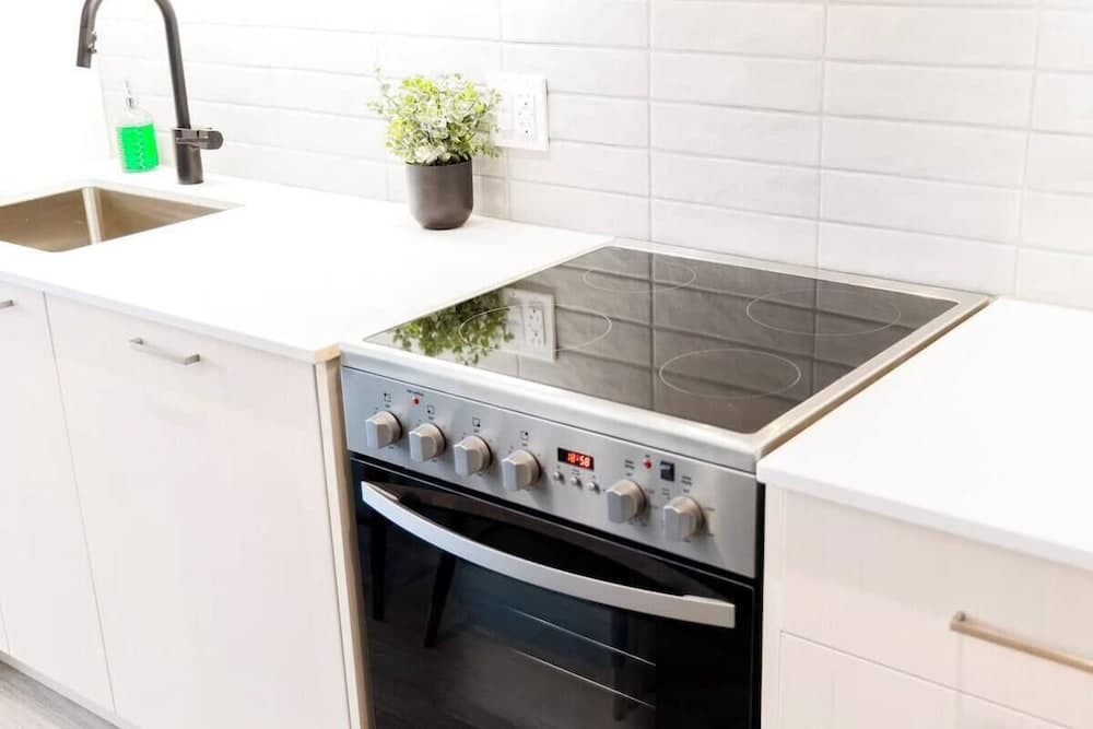 Contemporary Stays in the Heart of the Stockyards, Toronto, photo 4
