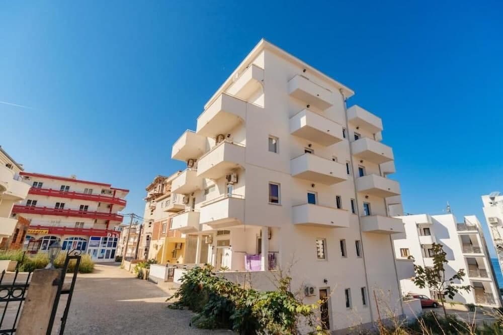 Fenix Apartments, Bar