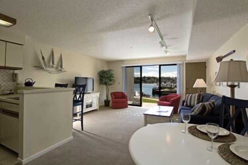 Edgewater Inn- Charlevoix, Charlevoix, photo 5