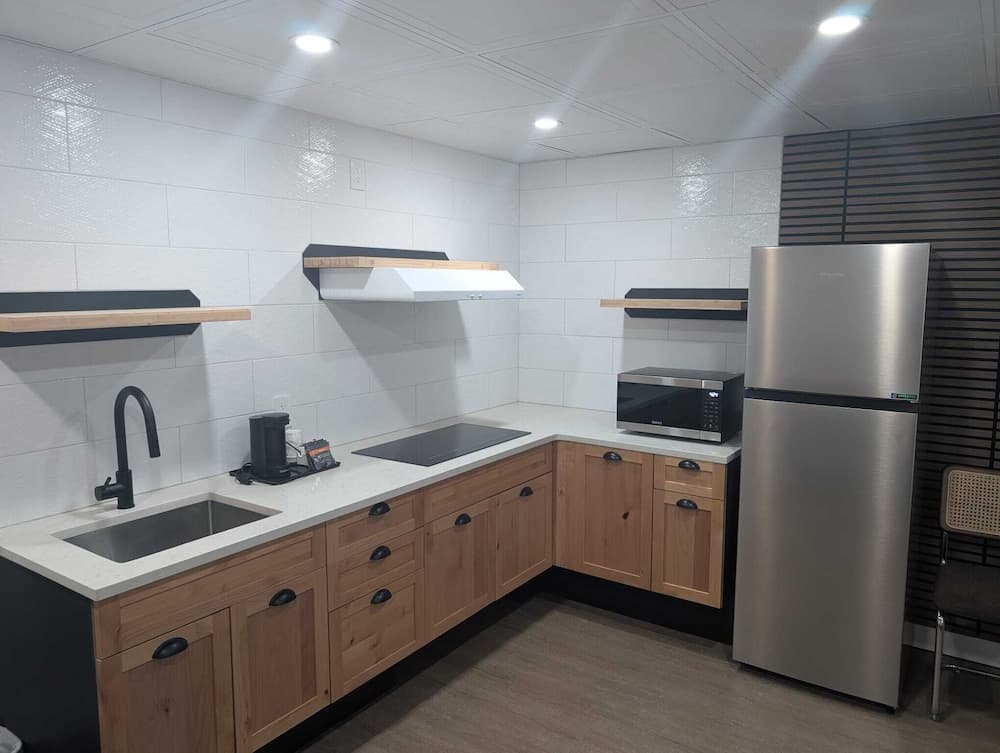 Mira Holdings, Red Deer, photo 6