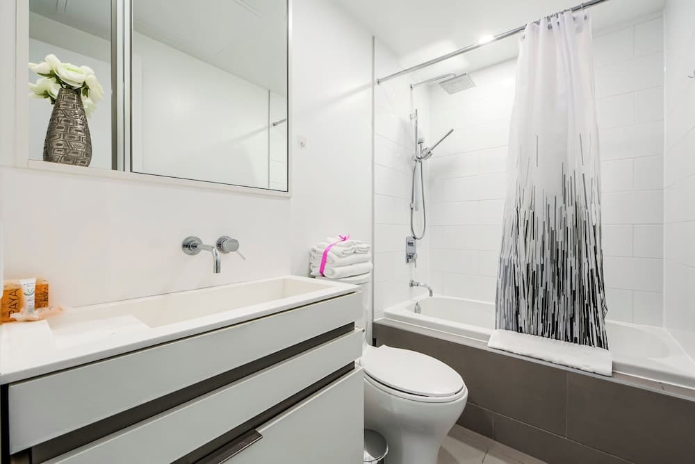 Altitude Suites Bay Street by Teristo Group, Toronto, photo 2