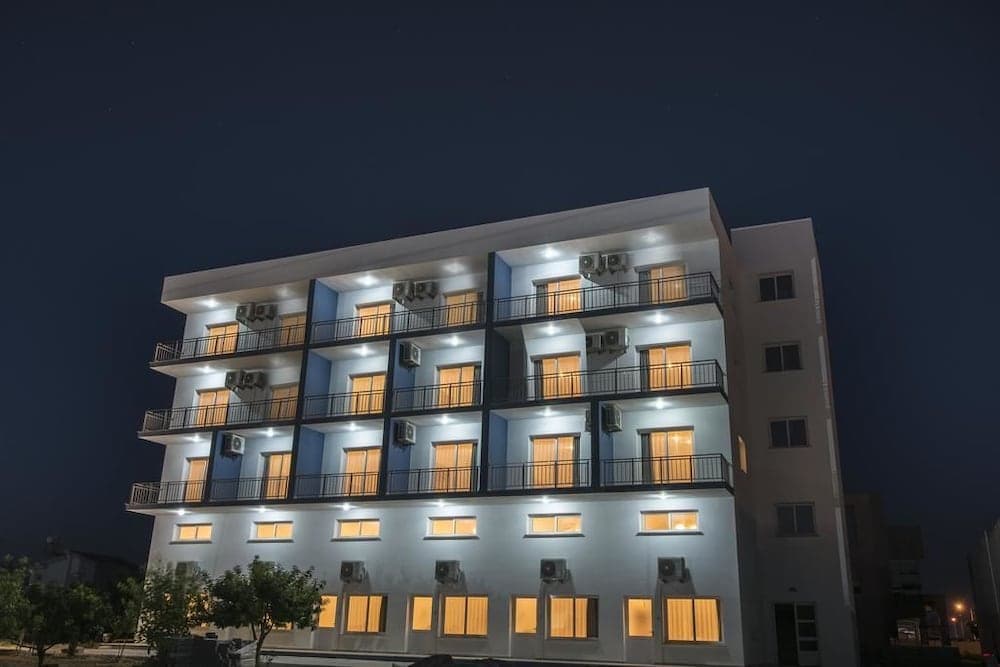 Deniz Airport Suites, Kirklar