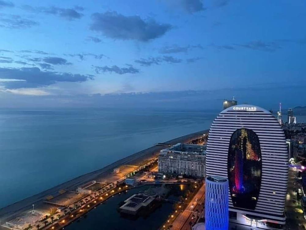 Apartment with view of the sea and city, Batumi