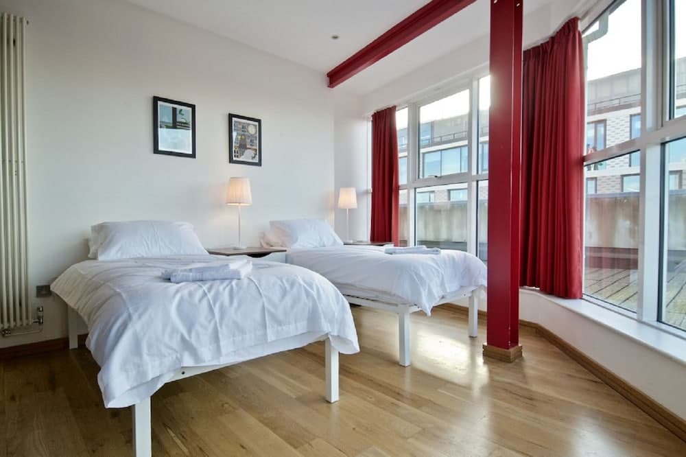 Hotel room at 62-66 Farringdon by condokeeper