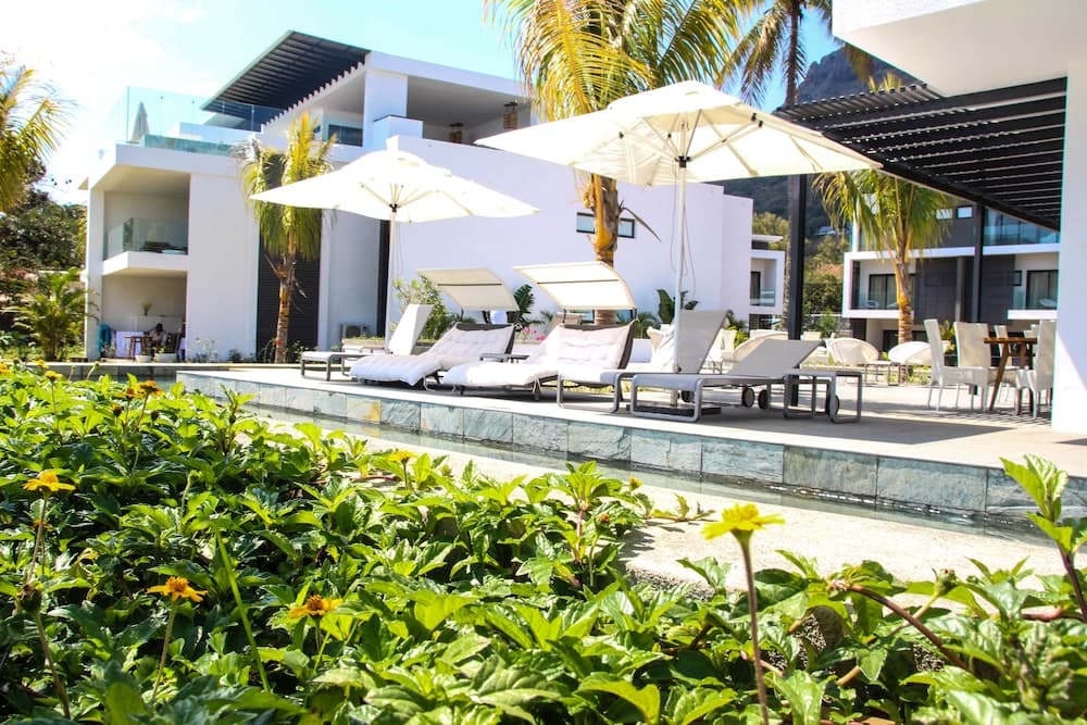 Latitude Luxury Seafront Apartments, Black River, photo 6