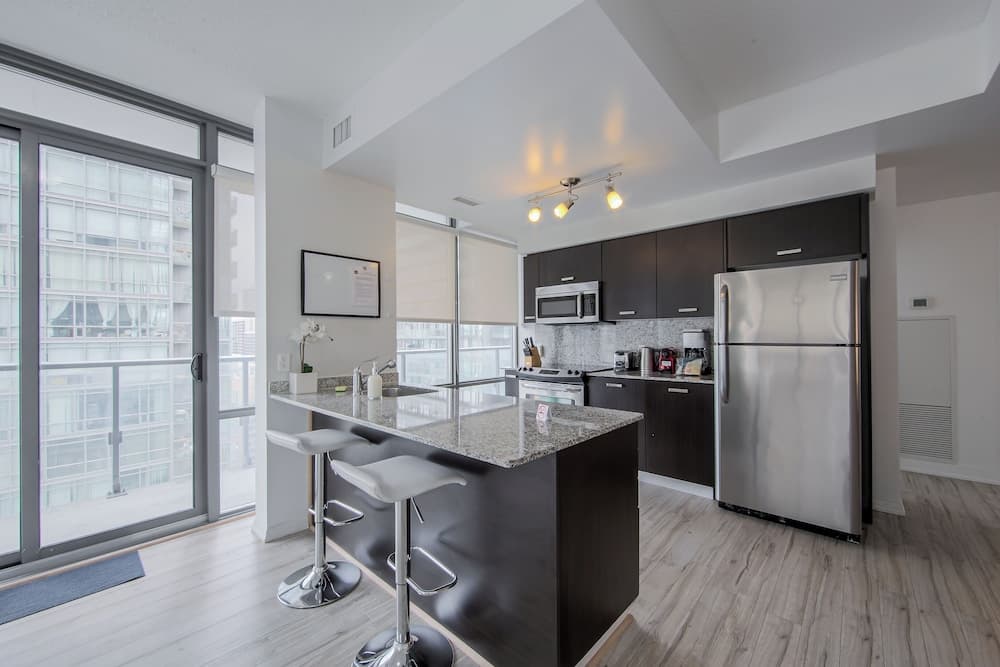 Altitude Suites Bay Street by Teristo Group, Toronto, photo 6