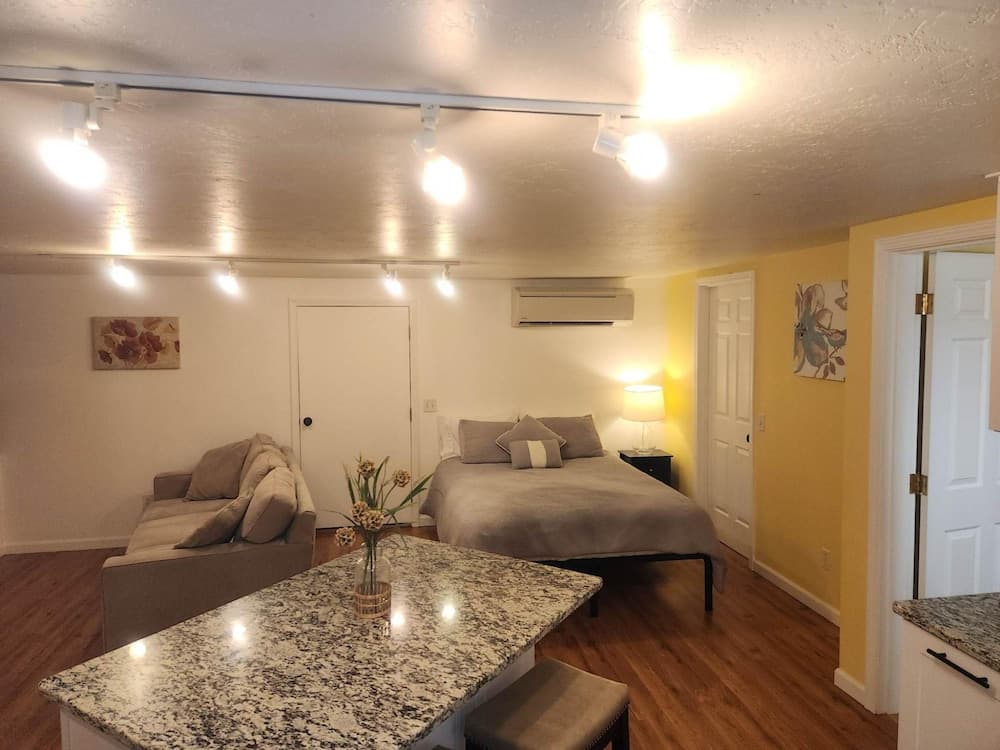 Medford Home and 2 Condos With Pool and Hot tub, Medford, photo 3