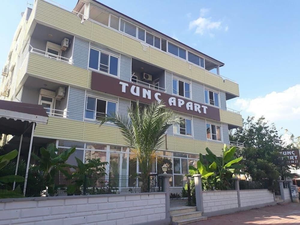 Tunc Apart, Konyaalti