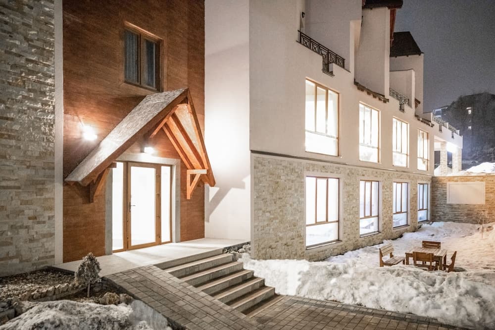 Sky Cabin Apartments, Raška