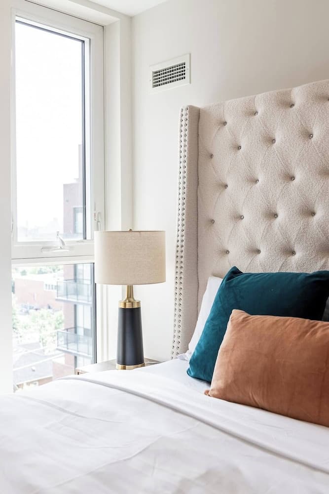 Contemporary Stays in the Heart of the Stockyards, Toronto, photo 5