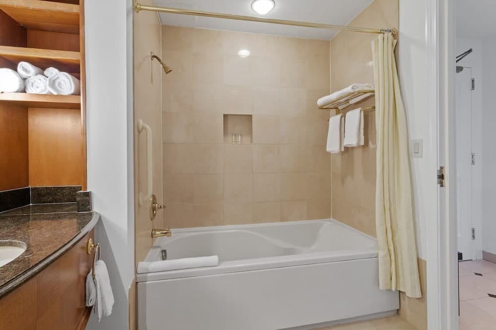 Beachfront Double Queen Hotel CozySuite, Atlantic City, photo 2