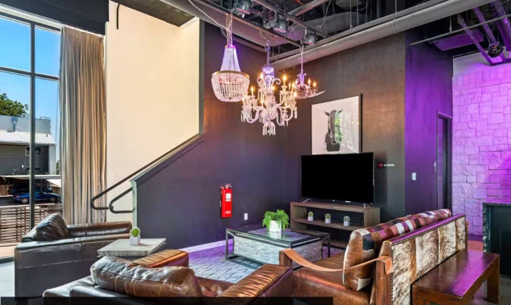 Inn Cahoots, Austin