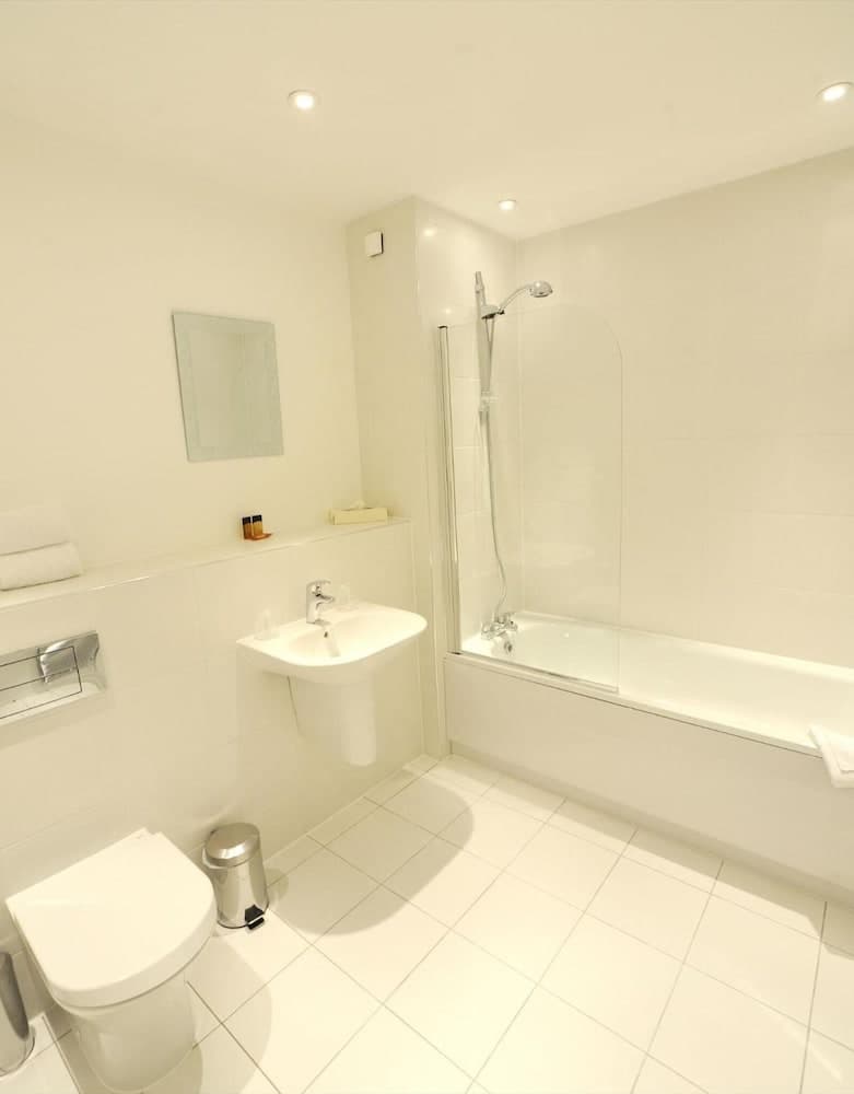PREMIER SUITES PLUS Bristol Cabot Circus, Bristol, photo 4
