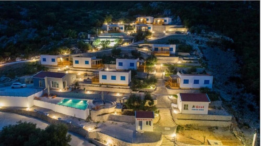 Grot camping, Ploce